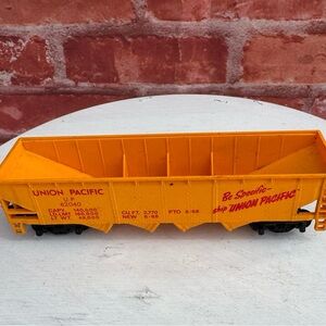 TYCO Hopper Car Union Pacific U.P. 62040 HO Scale Train Accessory Yellow